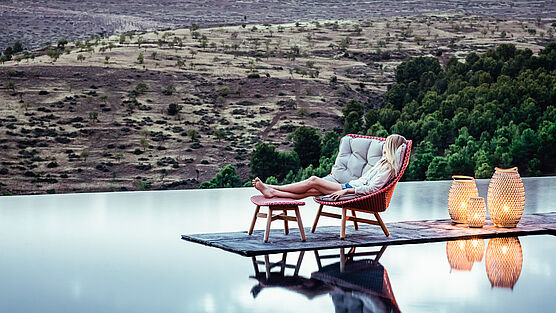 dedon-mbrace-lounge-chair-outdoor-moebel-design-geflecht-red-fire-rot-mit-hocker-fauteuil-mit-hocker-sessel-schauraum-haendler-wien-kaufen-grünbeck-gruenbeck-einrichtungen-wien-designhouse-interior-design-vienna-innenarchitekturbuero-wien-einrichtungshaus-moebelhaus-designmoebel-markenmoebel