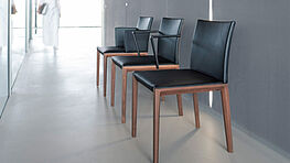 walter-knoll-esszimmerstuhl-sessel-andoo-leder-schwarz-nussholz-beine-schlicht-elegant-modern-zierlich-bequem-grünbeck-gruenbeck-einrichtungen-wien-designhouse-interior-design-vienna-innenarchitekturbuero-einrichtungshaus-moebelhaus-designmoebel-markenmoebel