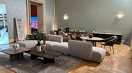 The Freifrau Mia sofa in beige fabric can be configured in many ways with a recamier, pouf, and low dining table, and is now available at a reduced price in the design sale at Grünbeck Einrichtungen.