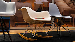 gruenbeck-einrichtungen-die-presse-design-messe-mak-wien-2017-bilder-fotos-aussteller-design-vitra-lounge-chair-mit-ottoman-plastic-chair-elephant-grad-repos-hochlehner-designklassiker-designikone-plastic-chair-rar-limited-edition-haendler-kaufen-schaukelstuhl-beige-weiss