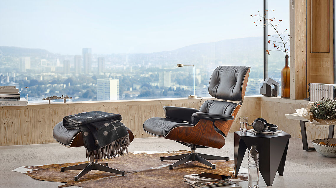 Der Eames Lounge Sessel von Vitra ist bei Gruenbeck Einrichtungen in 1050 Wien erhaeltlich.