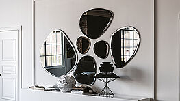 The shape of the Cattelan Italia Hawaii mirrors is reminiscent of the main islands of the Hawaiian archipelago.
Available in 5 sizes and in 3 glass versions