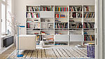 interluebke-grid-buecherregal-bibliothek-mit-laden-mit-klappen-hell-weiss-grau-modern-leicht-minimalistisch-design-haendler-wien-grünbeck-gruenbeck-einrichtungen-wien-designhouse-interior-design-vienna-innenarchitekturbuero-wien-einrichtungshaus-moebelhaus-designmoebel-markenmoebel-kaufen