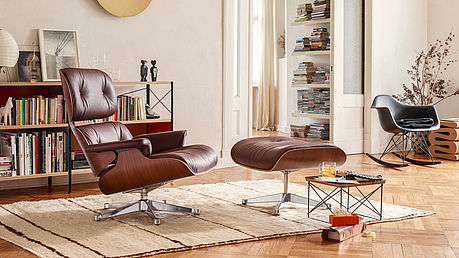 Vitra Eames Lounge Chair & RAR Plastic Chair vitra-eames-lounge-chair-ottoman-relaxsessel-klassiker-holzschale-leder-bequem-grünbeck-gruenbeck-einrichtungen-wien-schauraum-haendler-designhouse-interior-design-vienna-innenarchitekturbuero-einrichtungshaus-moebelhaus-designmoebel-markenmoebel