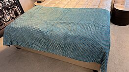 Bettplaid in der Größe 260x130cm|genäht|türkis mit Punkten|im Sale bei Grünbeck Einrichtungen 1050 Wien
