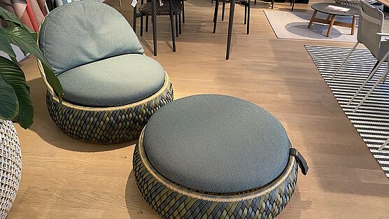 Der Outdoor Dala Lounge Chair inkl. Hocker von Dedon ist jetzt bei Grünbeck Einrichtungen als Ausstellungsstück im Design Sale günstig verfügbar.

Abverkaufspreis gültig für unser Ausstellungsstück, inkl. Lieferung in Wien, solange verfügbar.