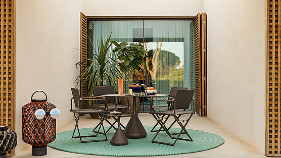 Die Dedon Satellite Tischkollektion ist mit Tischplatten aus kratzfestem feuchtigkeitsbeständigem Vollkernlaminat (HPL) und Füßen aus einer innovativen frostsicheren Keramik ideal geeignet für den Outdoorbereich - erhältlich bei Grünbeck Einrichtungen Wien