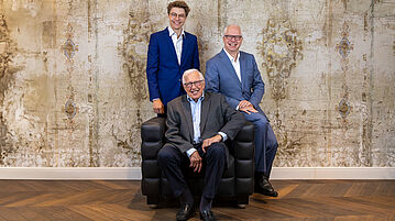 Zum 90en Geburtstag von Johann Grünbeck am 23.5.2025 | 3 Generationen leben und arbeiten in Margareten | Seit über 90 Jahren steht Grünbeck für Innenarchitektur, Möbeldesign und Tischlerhandwerk