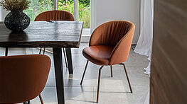 The KFF Giro upholstered chair with a semi-circular flexible backrest made of coated molded fleece has a firmly upholstered seat and offers more support for the upper back thanks to its elegantly shaped backrest. Available from Grünbeck Einrichtungen Vienna