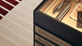 Poliform Set Up ist eine Insel-Kommode mit offenen Fächern, Schubladen und einer Glasplatte - bedienbar von allen 4 Seiten. Erhältlich bei Grünbeck Einrichtungen Wien