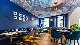 wall-and-deco-tapete-wallpaper-spielkarten-blau-rot-verspielt-modern-grünbeck-gruenbeck-einrichtungen-wien-designhouse-interior-design-vienna-innenarchitekturbuero-einrichtungshaus-moebelhaus-designmoebel-markenmoebel