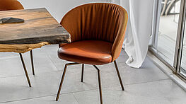 The KFF Giro upholstered chair with a semi-circular flexible backrest made of coated molded fleece has a firmly upholstered seat and offers more support for the upper back thanks to its elegantly shaped backrest. Available from Grünbeck Einrichtungen Vienna