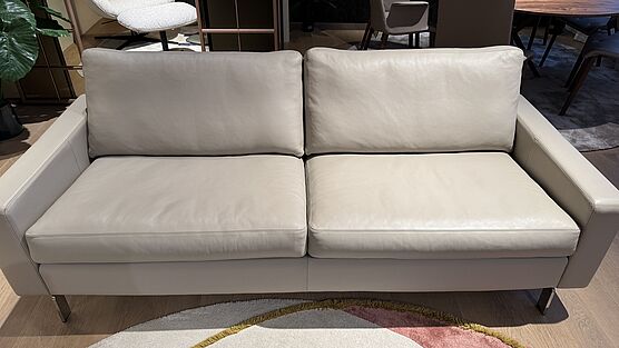 Das COR Sofa Conseta in Leder Taupe mit einer Breite von 204cm und der Tiefe von 87cm ist im Design Sale bei Grünbeck Einrichtungen zu einem reduzierten Preis verfügbar.