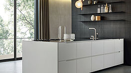 varenna-phoenix-kochinsel-kuecheninsel-italienisch-designerkueche-weiss-holz-dunkel-modern-edel-hochwertig-luxurioes-grünbeck-gruenbeck-einrichtungen-wien-schauraum-haendler-designhouse-interior-design-vienna-innenarchitekturbuero-einrichtungshaus-moebelhaus-designmoebel-markenmoebel