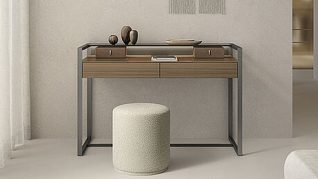 The Rimadesio desks from the Rialto collection made of aluminum with glass and noble finish are available at Grünbeck Einrichtungen Vienna