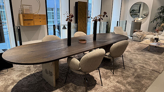 Der ovale Janua BC17 T-Rox Tisch in Eiche geräuchert mit einem Gestell aus Cheppo Marmor ist jetzt bei Grünbeck Einrichtungen im Design Sale zu einem günstigen Preis verfügbar.