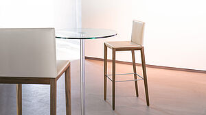 walter-knoll-barhocker-andoo-leder-creme-nussholz-beine-modern-schlicht-elegant-bequem-grünbeck-gruenbeck-einrichtungen-wien-designhouse-interior-design-vienna-innenarchitekturbuero-einrichtungshaus-moebelhaus-designmoebel-markenmoebel