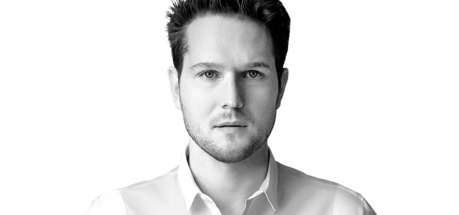 Dedon Mbrace - Designer Sebastian Herkner auf den Design Days Grafenegg bei Gruenbeck Wien Sebastian Herkner, einer der aufstrebenden, jungen deutschen Designtalente, hat mit seinem Konzept für die Kollektion MBRACE in einzigartiger Weise Barefoot-Luxury interpretiert. Eine geflochtene Sitzschale wird auf eine solide Teakholzbasis gesetzt – eine gelungene und neue Materialkombination im DEDON Portfolio.
