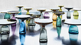 Der einzigartige Bell Side Table von Classicon ist bei Grünbeck Einrichtungen, in 1050 Wien, erhältlich.