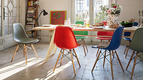 vitra-eames-plastic-chair-dsw-esszimmerstuhl-holzbeine-kunststoffschale-bunt-klassiker-grünbeck-gruenbeck-einrichtungen-wien-schauraum-haendler-designhouse-interior-design-vienna-innenarchitekturbuero-einrichtungshaus-moebelhaus-designmoebel-markenmoebel