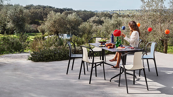 vitra-belleville-outdoor-aussenbereich-essstuhl-bistrotisch-rund-eckig-grünbeck-gruenbeck-einrichtungen-wien-schauraum-haendler-designhouse-interior-design-vienna-innenarchitekturbuero-einrichtungshaus-moebelhaus-designmoebel-markenmoebel