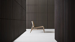 Mit Sinua Poltrona präsentiert Rimadesio einen handwerklich qualitativ hochwertigen Lounge Fauteuil mit einer raffinierten durchgehenden Polsterung von Sitz- und Rückenlehne - elegant und bequem zugleich- erhältlich im Rimadesio Showroom Vienna by Grünbeck