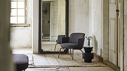 Kaufen Sie jetzt den eleganten Merwyn Lounge Chair in Stoff von Wittmann bei Ihrem Händler in Wien - Grünbeck Einrichtungen. Ihr Designmöbelhaus und Innenarchitekt in 1050 Wien.