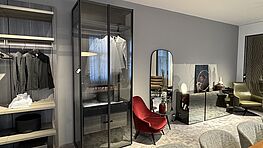 The Poliform Senzafine Ego glass wardrobe with LED lighting is available at a low price in the sale at Grünbeck Einrichtungen.