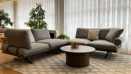 Das YOKO Sofa mit Couchtisch von Rolf Benz ist bei Grünbeck Einrichtungen 1050 Wien erhältlich.