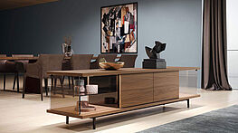 The Farns Sideboard in Nuss mit Glastüren von Walter Knoll bei Grünbeck Einrichtungen in 1050 Wien
