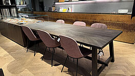 Der Janua Esstisch Cantina in Eiche geräuchert, anthrazit geölt und gebürstet in der Größe 260x110x75cm ist jetzt im Design Sale bei Grünbeck Einrichtungen zu einem reduzierten Preis verfügbar.