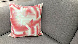 Der Graphic Print Pillow Polster von Vitra ist in verschiedenen Farben jetzt bei Gruenbeck Einrichtungen im Abverkauf zu einem guenstigen Preis erhaeltlich.