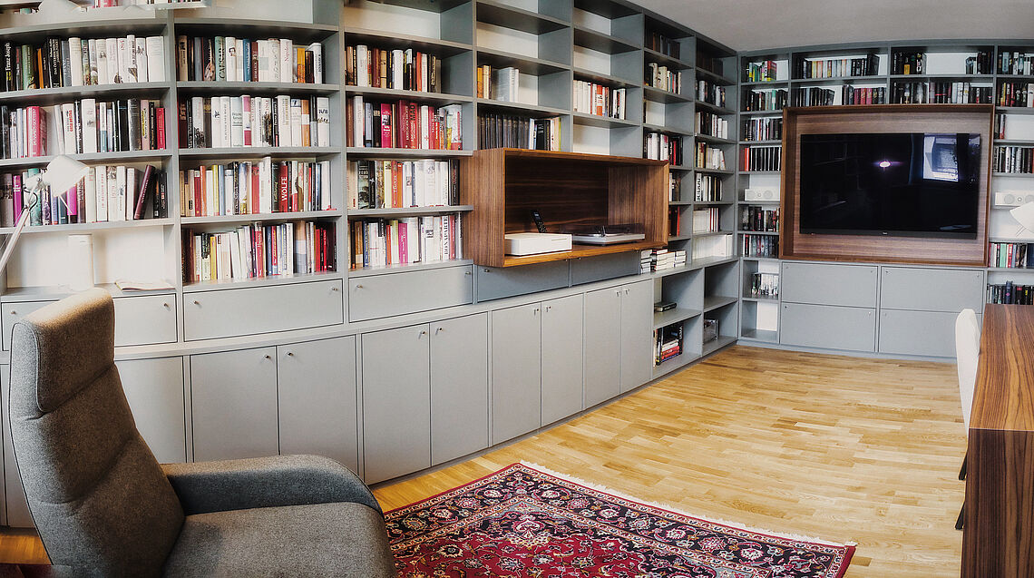 Das Innenarchitekturbüro und Möbelhaus Grünbeck Einrichtungen in 1050 Wien plant Ihr neues Zuhause. Vom Wohnzimmer bis zum kompletten Haus bieten wir Ihnen ein individuelles Gesamtkonzept an. Wir bieten Ihnen Designmöbel und Möbel nach Maß. Vereinabaren Sie noch heute ein Beratungsgespräch mit einem unserer Innenarchitekten.