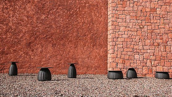 Die Dedon Outdoor Bestelltische Porcini in vier verschiedenen Größen und verschiedenen Geflechtfarben sind bei Grünbeck Einrichtungen Wien erhältlich.