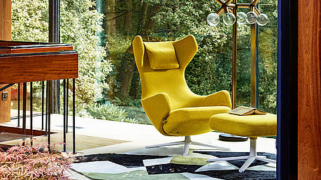 Vitra Grand Repos mit Fußhocker vitra-grand-repos-ohrensessel-hochlehner-relaxsessel-mit-funktion-verstellbar-mit-ottoman-hocker-stoff-gelb-bequem-klassiker-modern-zeitlos-grünbeck-gruenbeck-einrichtungen-wien-schauraum-haendler-designhouse-interior-design-vienna-innenarchitekturbuero-einrichtungshaus-moebelhaus-designmoebel-markenmoebel