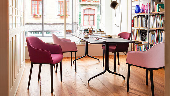 vitra-softshell-chair-rosa-pink-stoff-esszimmerstuhl-leicht-elegant-geschwungene-armlehnen-modern-grünbeck-gruenbeck-einrichtungen-wien-schauraum-haendler-designhouse-interior-design-vienna-innenarchitekturbuero-einrichtungshaus-moebelhaus-designmoebel-markenmoebel