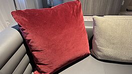 Das Walter Knoll Kissen in Samtbezug Harald red grape, Größe 55x55cm ist jetzt bei Grünbeck Einrichtungen im Design Sale zu einem reduzierten Preis günstig erhältlich.