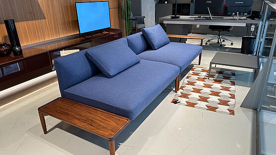 Das Carl Hansen Embrace Sofa ist jetzt bei Gruenbeck Einrichtungen im Abverkauf zu einem guenstigen Preis erhaeltlich.