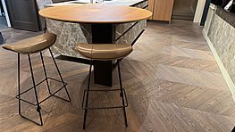 Two Freifrau Kya bar stools in jade leather are now available at a reduced price in the design sale at Grünbeck Einrichtungen.