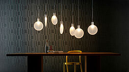 wall-and-deco-tapete-wallpaper-graphisch-geometrisch-muster-blau-minimalistisch-modern-grünbeck-gruenbeck-einrichtungen-wien-designhouse-interior-design-vienna-innenarchitekturbuero-einrichtungshaus-moebelhaus-designmoebel-markenmoebel