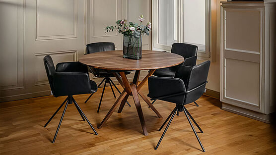 Der Rodam Nodi Esstisch ist gefertigt aus massivem Nussbaum mit einem eleganten Holzgestell aus weichen Rundungen und hat eine eigens entwickelte Auszugsmechanik. Neu bei Grünbeck Einrichtungen