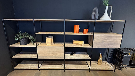 Das Janua BC06 Regalsystem RooM68 in Eiche geräuchert ist jetzt bei Grünbeck Einrichtungen im Design Sale zu einem günstigen Preis verfügbar.