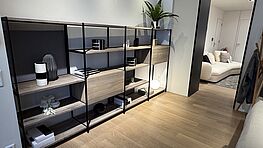Das Janua BC06 Regalsystem RooM68 in Eiche geräuchert ist jetzt bei Grünbeck Einrichtungen im Design Sale zu einem günstigen Preis verfügbar.