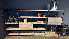 Das Janua BC06 Regalsystem RooM68 in Eiche geräuchert ist jetzt bei Grünbeck Einrichtungen im Design Sale zu einem günstigen Preis verfügbar.