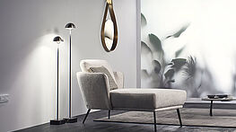 The Christine Kröncke Paola floor lamp is available in various versions (Black Edition or brass) with a marble base from Grünbeck Einrichtungen