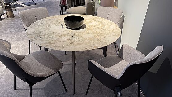 The round Rimadesio Francis dining table with marble top (DM130cm) and bronze frame is available at a great price in the design sale at Grünbeck Einrichtungen.