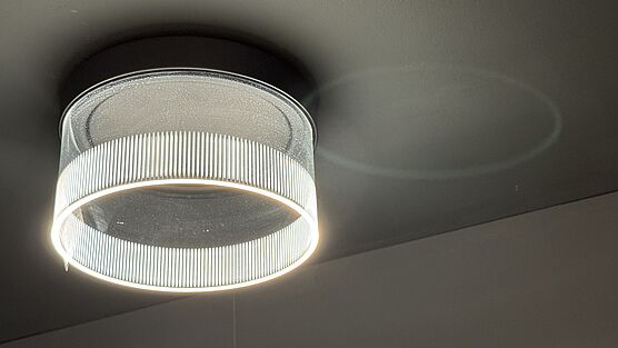 Die Vibia Deckenleuchte Guise mit Borosilikatglas ist jetzt bei Grünbeck Einrichtungen im Design Sale günstig verfügbar.