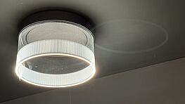 Die Vibia Deckenleuchte Guise mit Borosilikatglas ist jetzt bei Grünbeck Einrichtungen im Design Sale günstig verfügbar.