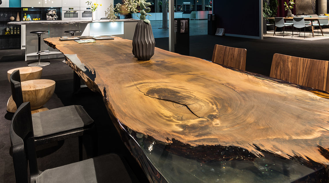 Grünbeck mit einem 48.000 Jahre alten Kauri Massivholztisch Unikat von Riva1920 mit Kunstharzfüllung auf der Messe Wohnen & Interieur 2018 in Wien.