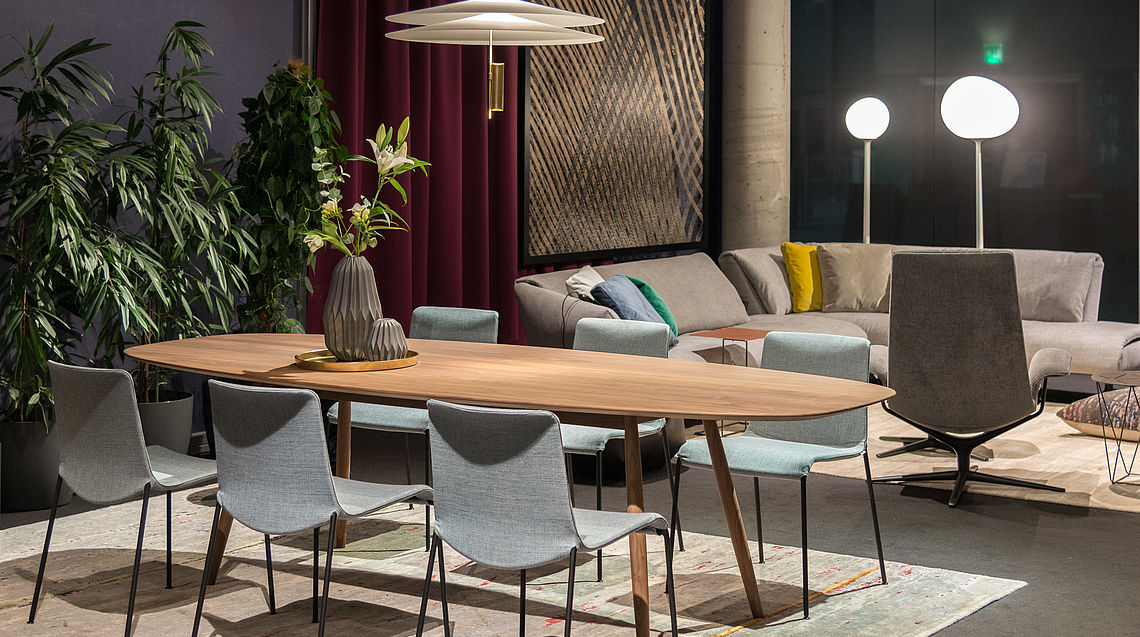 Der neue Walter Knoll Moualla Massivholztisch bei Grünbeck Einrichtungen auf der Messe Wohnen & Interieur 2018 in Wien. Design: Neptun Ozis.